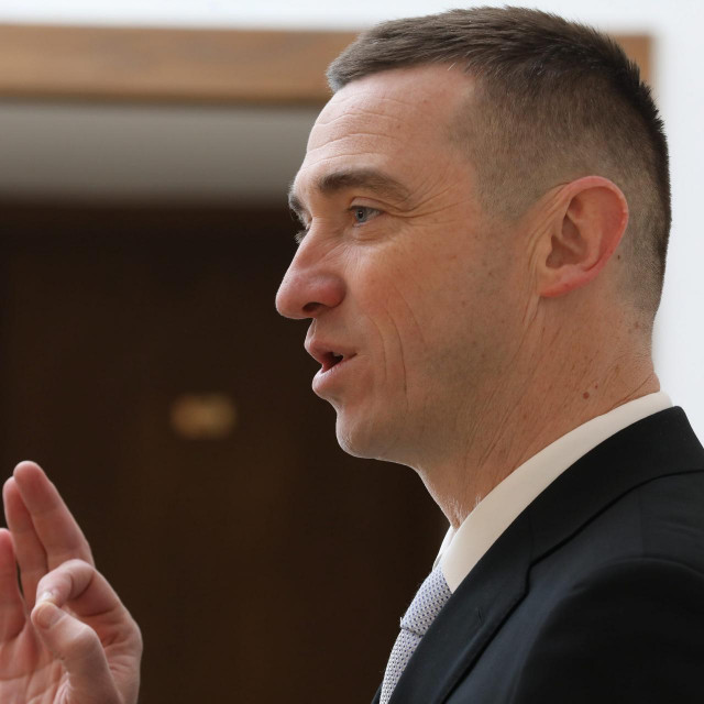 Nova ideološka i programska platforma Domovinskog pokreta, koju je Ivan Penava predstavio javnosti, zasnovana je, čini se, na dubokim demonološko-konspirološkim uvidima. Ključni pojmovi - “globalistička neman”, “koruptivni zloduh”, “globalistička agenda”, “moćni svjetski lobiji” – kao da su preuzeti iz “teorijskih” spisa Marka Franciškovića