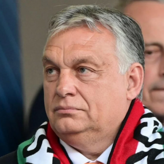 Viktor Orban s navijačkim šalom