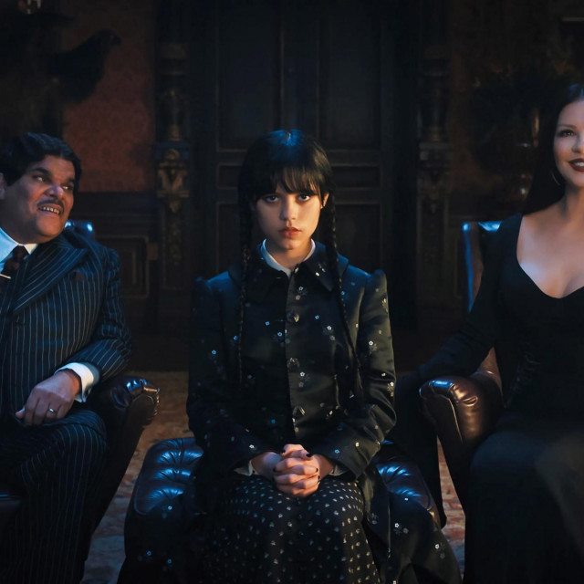 Jenna Ortega, Catherine Zeta-Jones, Luis Guzman u seriji ”Wednesday”