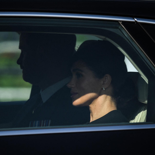 Princ Harry i Meghan Markle na sprovodu kraljice Elizabete II.