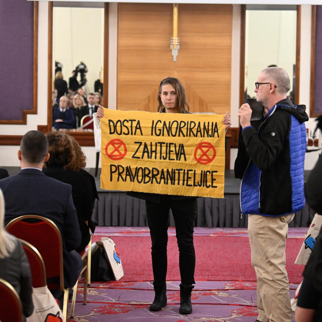 Aktivisti su tijekom premijerova obraćanja podigli transparent na kojem je pisalo ”dosta ignoriranja zahtjeva pravobraniteljice”