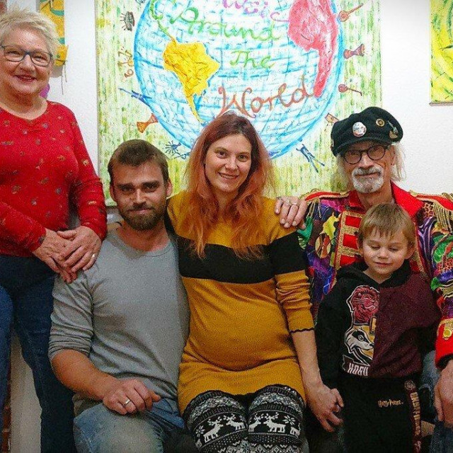 Peggy, Luca, Laura, Hermann i Jesse u krilu