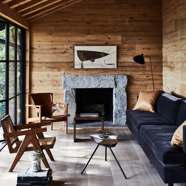 Ugodan i osvijetljen dnevni prostor krasi stolac Pierre Jeanneret, dok kožna stolica švedskog arhitekta  Carla-Axela Ackinga, iz sredine prošlog stoljeća, bdi nad kaminom