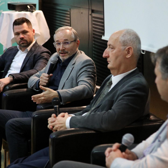 Na fotografiji: Alan Sumina (Nanobit), Damir Sabol (Photomath), Ivan Petrović (FER), a na panelu su sudjelovali i Hrvoje Džapo (FER) i Davor Runje (CISEx).