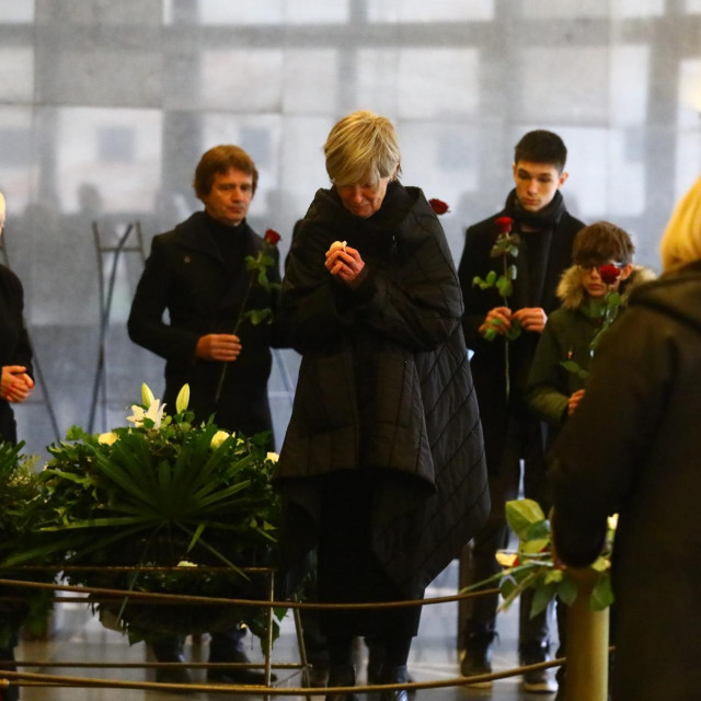Tihana Harapin Zalepugin i članovi obitelji uz odar