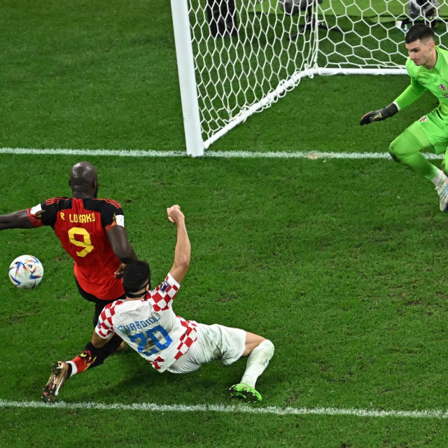 Joško Gvardiol izbija loptu Romelu Lukakuu