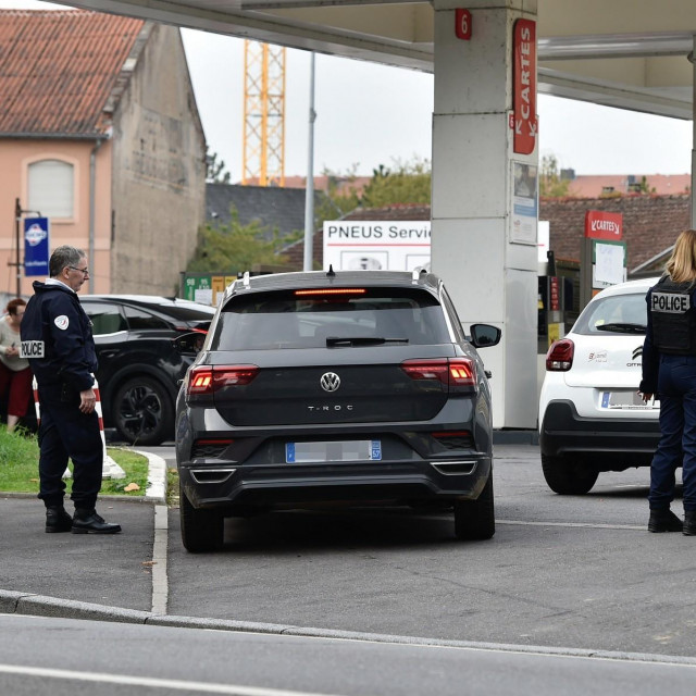 Policajci na benzinskoj postaji, ilustracija