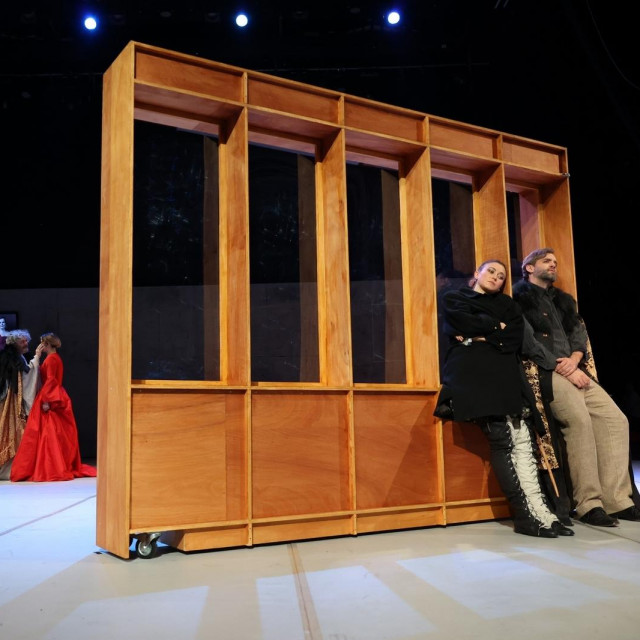 Otuđeni pojedinci bježe u svoj svijet