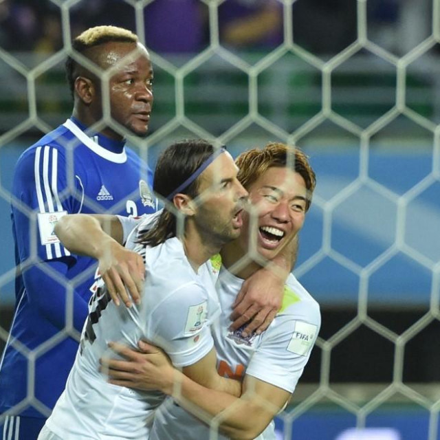 Mihael Mikić i Takuma Asano u dresu Hirošime