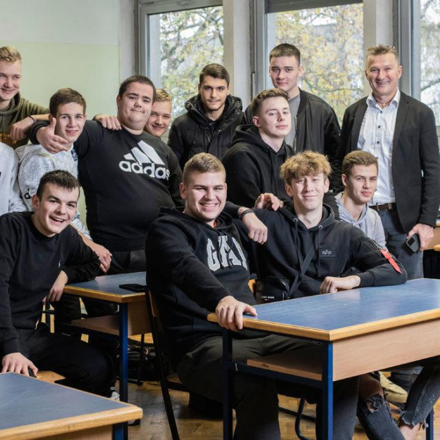 Učenici koji su pomogli vozaču i ravnatelj škole Anto Vidović