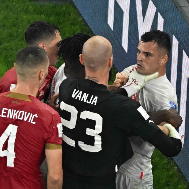 Vanja Milinković-Savic drži Granita Xhaku 