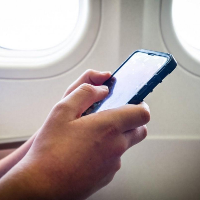 Ilustracija, korištenje mobitela na avionu