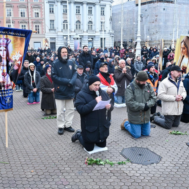 Muškarci kleče i mole krunicu na Trgu bana Josipa Jelačića