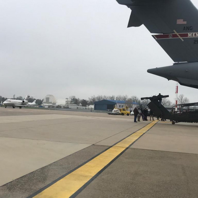 Iskrcavanje Black Hawka i vladin avion lijevo