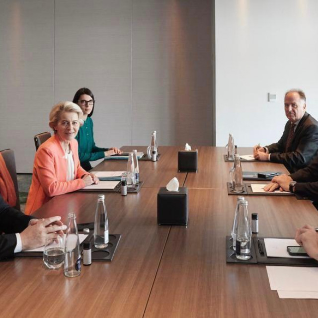 Ursula Von der Leyen, iza nje Tena Mišetić, s druge strane stola Andrej Plenković