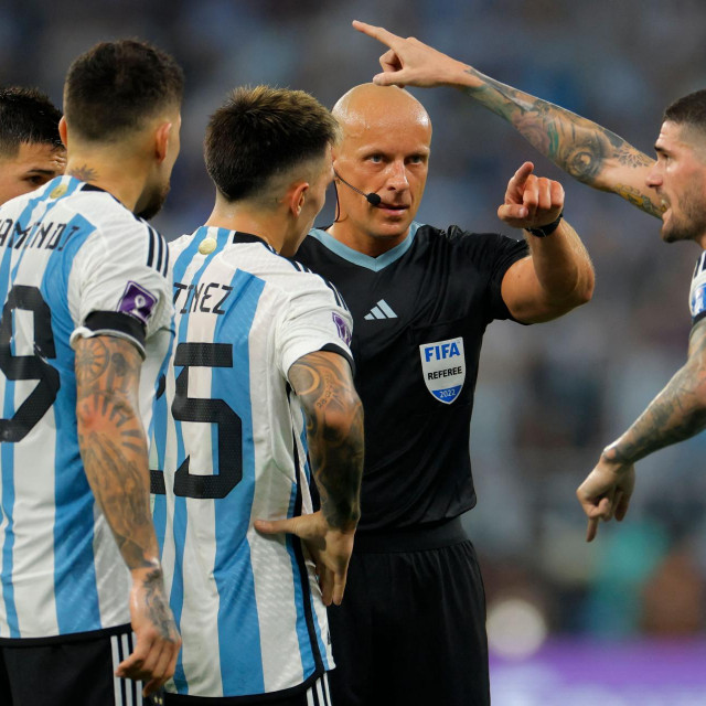 Sudac Marciniak s igračima Argentine