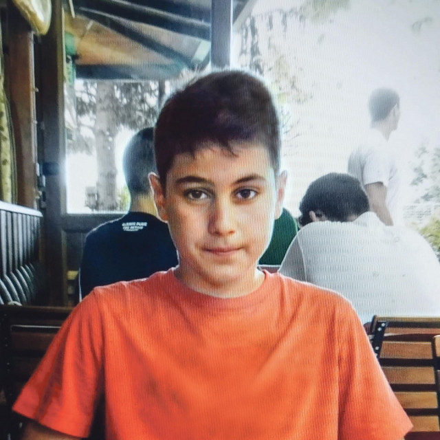 Prve nogometne korake napravio je u zelenom dresu nogometnog kluba Trešnjevka. Igrao je špicu, nekad i u veznom redu, ali nikad nije igrao stopera. Puno je zabijao, bio je iznimno talentiran, kažu iz kluba. Družio se s dečkima u kvartu, svima je bio omiljen zbog svoje jednostavnosti, ispričali su nam njegovi prijatelji iz školskih klupa