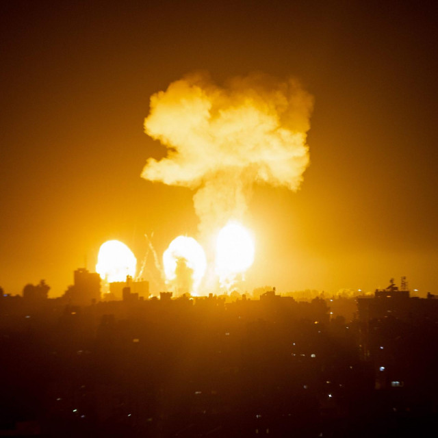 Vatrena kugla i dim u pojasu Gaze nakon izraelskog raketiranja