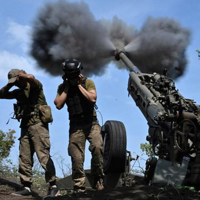 Ukrajinski topnici pucaju iz M777 haubice