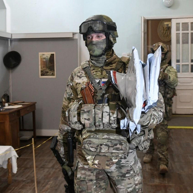 Ruski vojnici odnose ukrajinske ikone