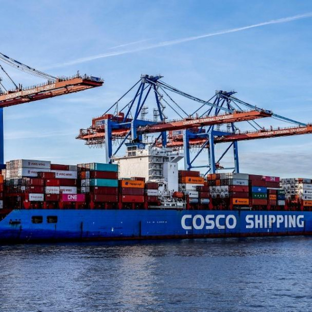 Kontejnerski brod COSCO-a u Hamburškoj luci