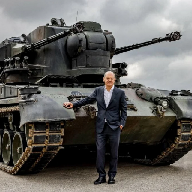 Njemački kancelar Olaf Scholz pozira s Flakpanzerom Gepard 