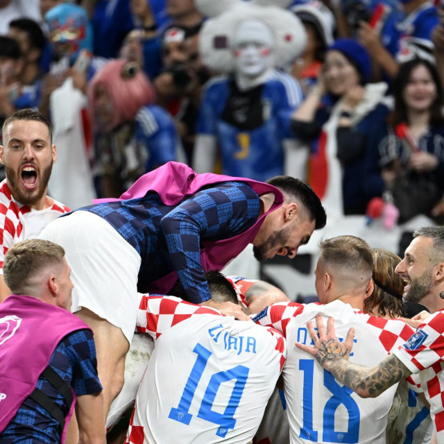 Suigrači grle Livakovića