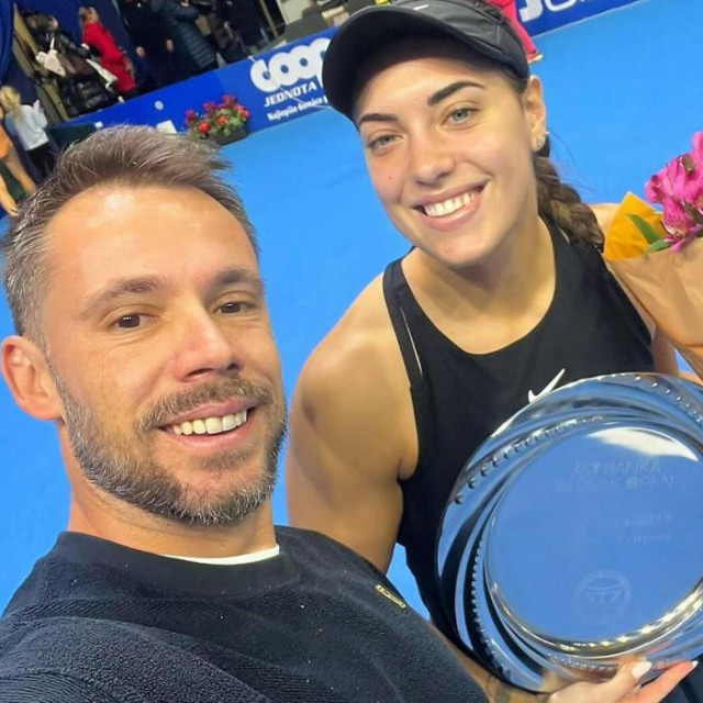 Konjuh s trenerom Antonijom Veićem
i trofejima u Bratislavi i Ortiseiju