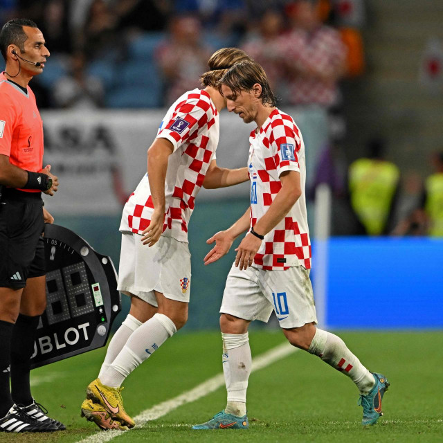 Luka Modrić u trenutku izlaska, mijenja ga Lovro Majer