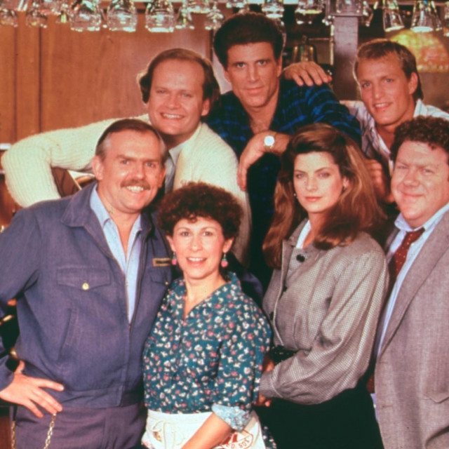 Ted Danson, Rhea Perlman, Kirstie Alley, Kelsey Grammer, George Wendt, Woody Harrelson i John Ratzenberger
1989. godine