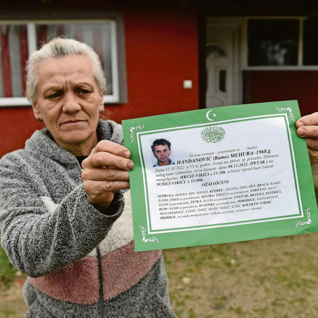 Behira Handanović s osmrtnicom u rukama