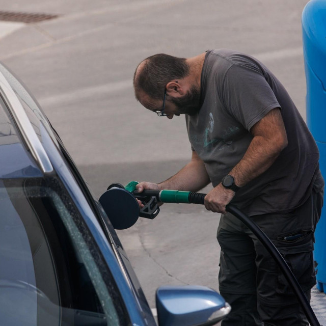 Dolijevanje goriva, ilustracija