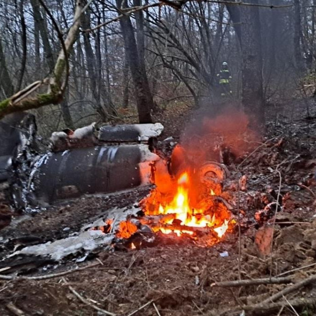 Intervencija vatrogasaca na mjestu pada borbenog zrakoplova