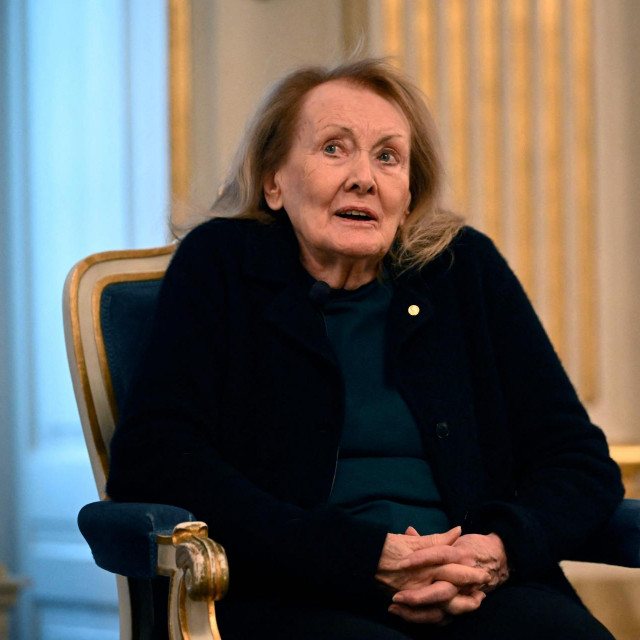 Annie Ernaux na press konferenciji u Stockholmu 