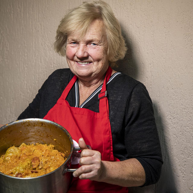 Marija Cafuk peta je generacije u obitelji koja se bavi uzgojem i kiseljenjem varazdinskog kiselog zelja. Pripremila nam je sarmu po domacem receptu. 
