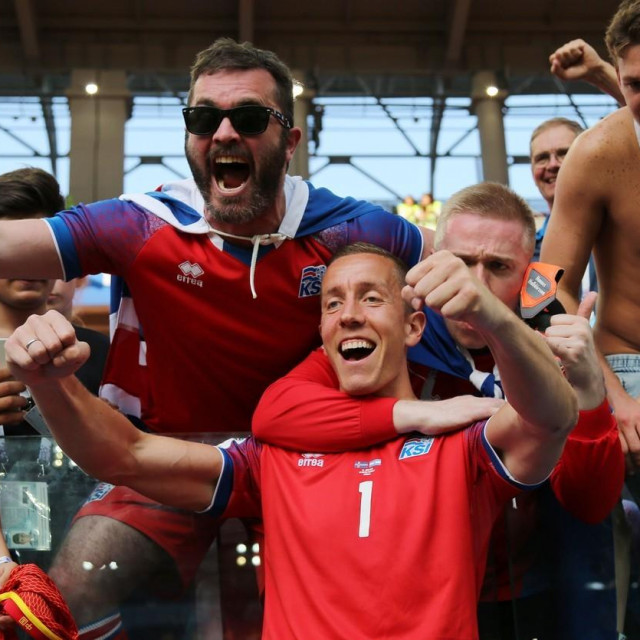 Hannes Thor Halldorsson s navijačima