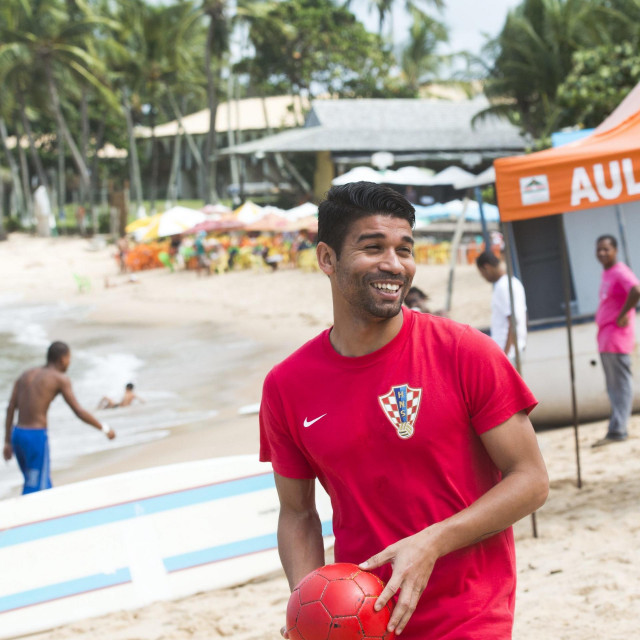 Eduardo da Silva na plaži u Praia Do Forte