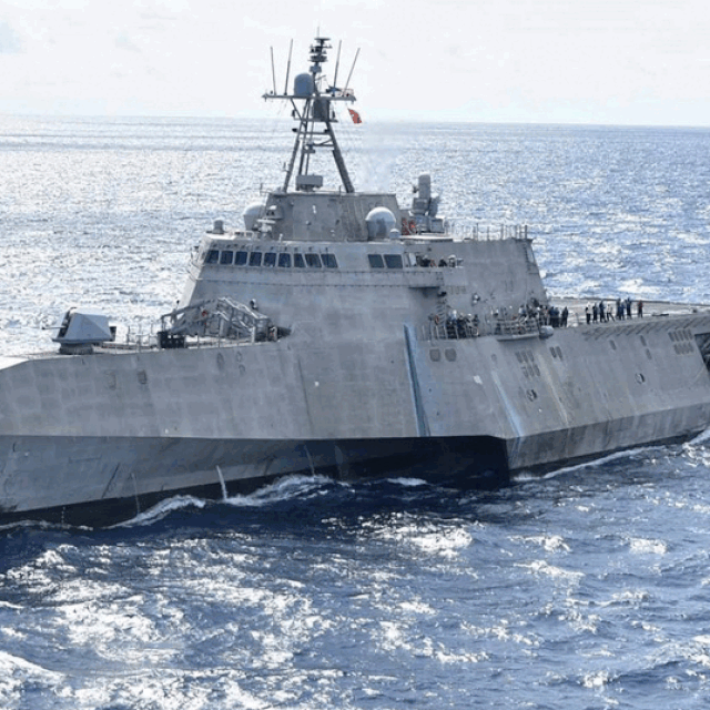 USS Charleston, američki ratni brod klase Independence; helikopter Sea Hawk na ratnom brodu klase Freedom; ratni brodovi klase Freedom