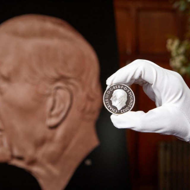 Prve kovanice s likom britanskog kralja