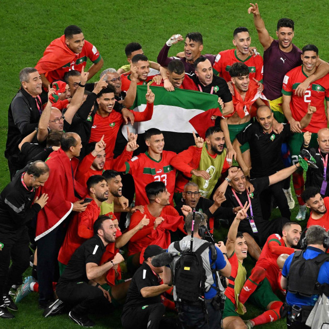 Igrači Maroka sa zastavom Palestine