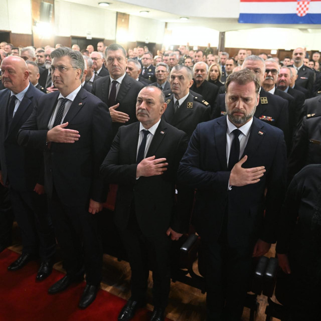 Josip Đakić (u prvom redu prvi slijeva), Andrej Plenković (treći s lijeva), Tomo Medved, Mario Banožić, obitelj pokojnog Pavla Miljavca
