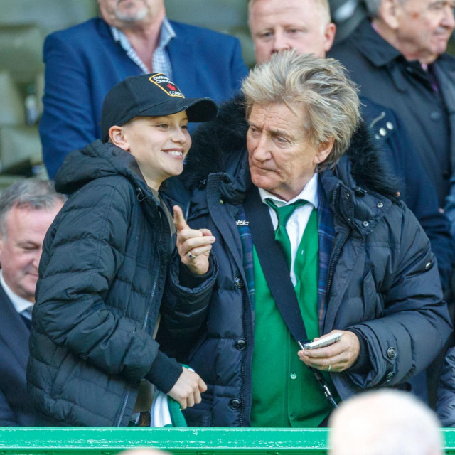 Rod Stewart sa sinovima Alistairom i Aidenom u loži škotskog nogometnog kluba Celtica, čiji su navijači