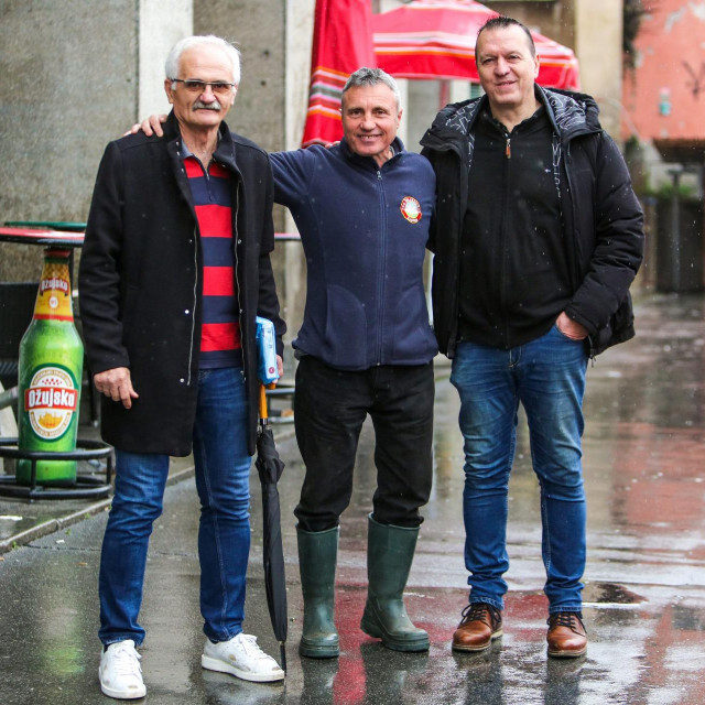 Tihomir Gvardiol, otac Joška Gvardiola u ribarnici na Dolcu.
Na fotografiji: Jakov Petković, otac Brune Petkovića, Tihomir Gvardiol, Branko Livaković, stric Dominika Livakovića.