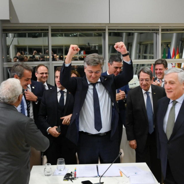 Predsjednik Vlade RH Andrej Plenković slavi pobjedu Hrvatske na samitu u Alicanteu
