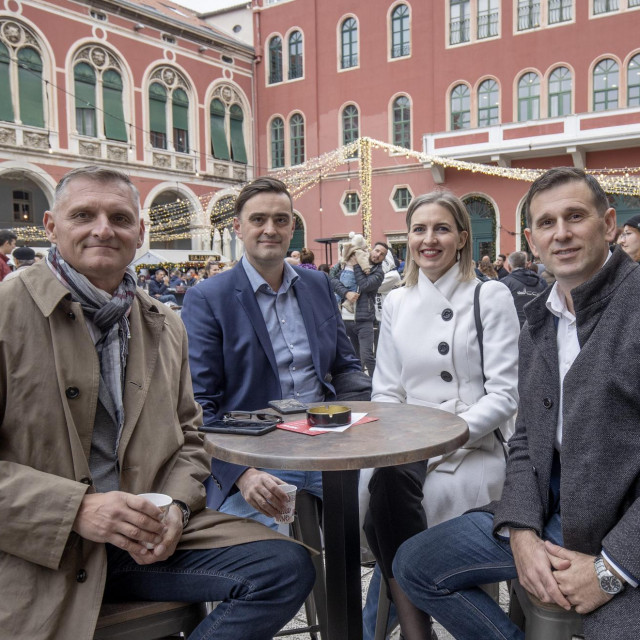 Kandidati za predsjednika splitskog HDZ-a predaju svoje kandidature



 