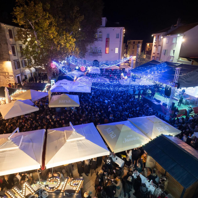 Zadar, 251122.
U sklopu manifestacije Advent u Zadru pred velikim brojem okupljenih Zadrana nastupio jei Josko Cagalj Jole.