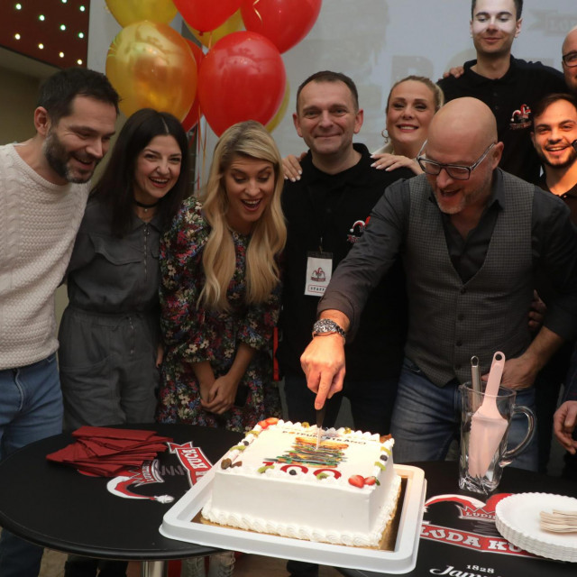 Dean Krivačić, Mladen Kovačić, Amanda Prenkaj, Katarina Baban, Petra Dugandžić, Rene Bitorajac, Ivan Đuričić
 