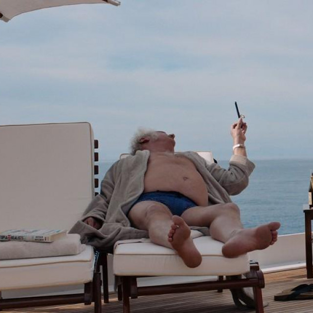 Zlatko Burić i Carolina Gynning u filmu ‘Trokut tuge‘