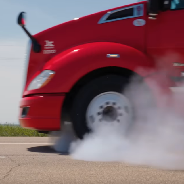 Testiranje autonomnog kamiona (eksplozija gume)