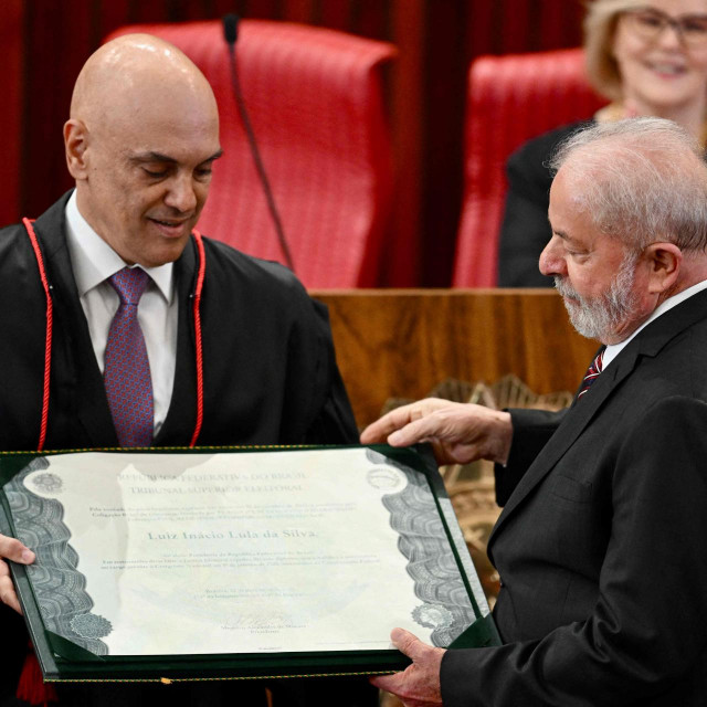 Luiz Inacio da Silva (desno) prima potvrdu o izboru